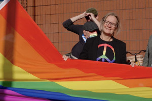 Wethouder Joan Veldhuizen hijst regenboogvlag